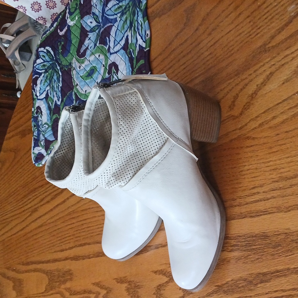 White Mountain booties - Picture 7 of 7